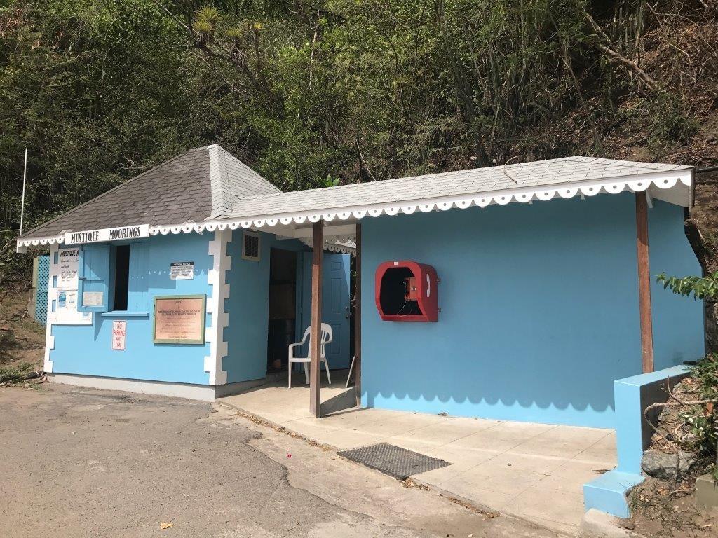 Mae Bwth Ffôn Acwstig JR Wedi'i Osod Yn St. Vincent A'r Grenadines India'r Go...